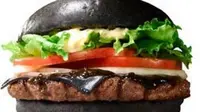 Sesuai dengan namanya, burger itu disajikan dengan roti, keju dan saus yang berwarna hitam.