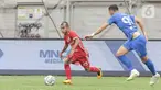 Pesepak bola Persija Jakarta Riko Simanjuntak (kiri) berusaha melewati pesepak bola Chonburi FC pada laga persahabatan dalam rangka peresmian Stadion Jakarta International Stadium (JIS) di Jakarta, Minggu (24/7/2022). Pertandingan berakhir imbang dengan skor 3-3. (Liputan6.com/Herman Zakharia)