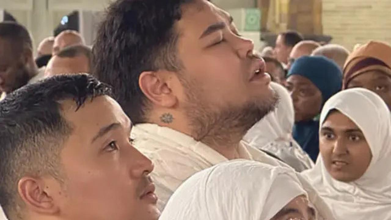 Potret Ivan Gunawan di Depan Kabah, Khusyuk dan Penuh Haru