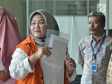 Tersangka Bupati Bekasi nonaktif, Neneng Hassanah Yasin tiba di Gedung KPK, Jakarta, Senin (22/10). Neneng diperiksa perdana pascapenahanan atas kasus dugaan suap pemberian izin proyek Meikarta. (Liputan6.com/Herman Zakharia)