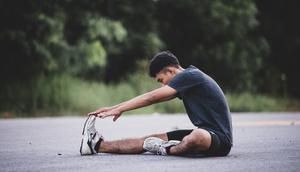 Lari pagi bikin tubuh segar, tapi jangan lupakan pemulihannya, ya, Sahabat Fimela! Agar tubuh tetap bugar dan bebas cedera, yuk, simak 6 tips pemulihan paling efektif setelah lari pagi yang sudah direkomendasikan para ahli. (Foto dok: Freepik/jcomp).