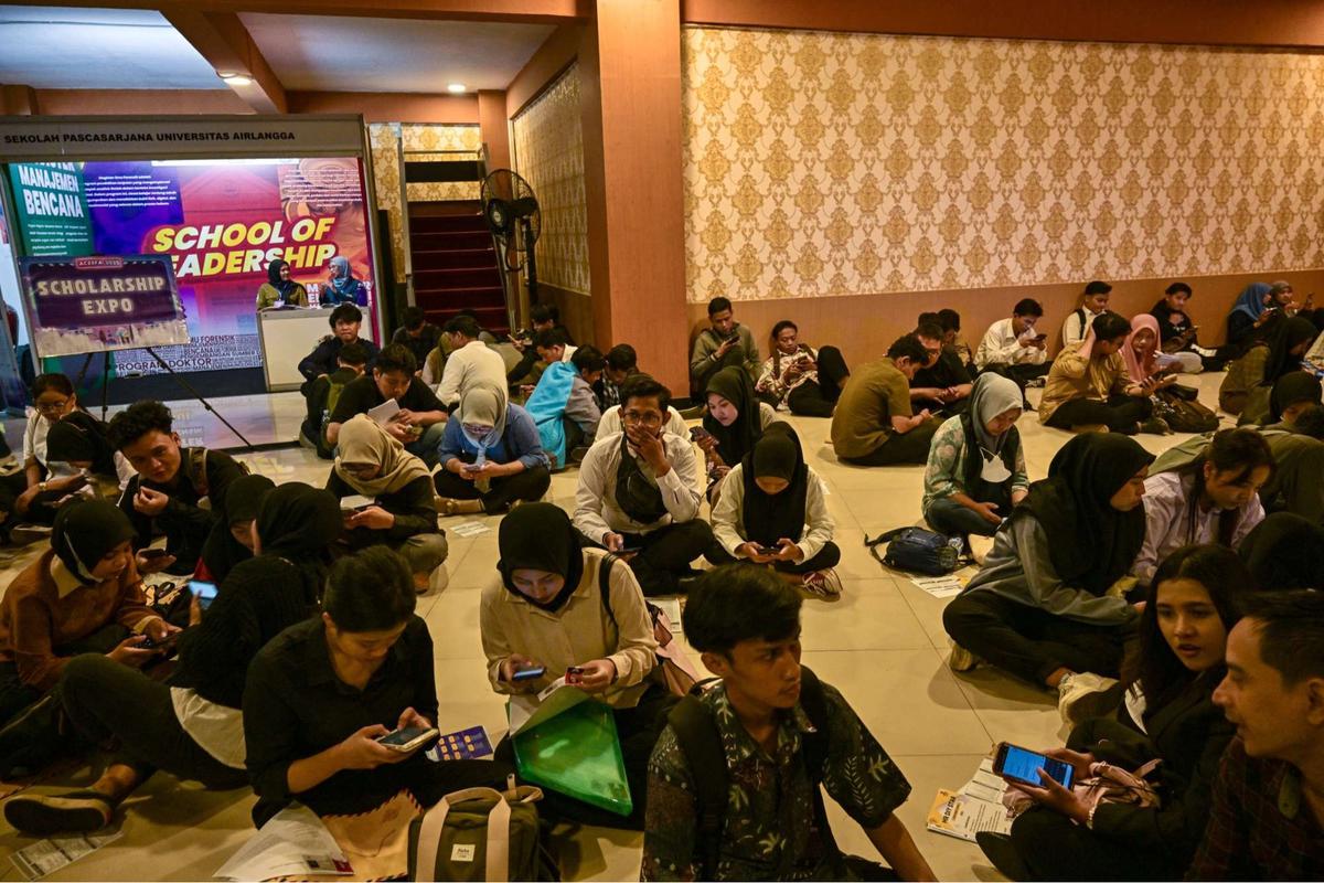Ribuan Pencari Kerja Serbu Job Fair di Surabaya