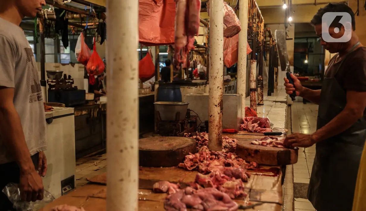 Penjual daging melayani pembeli di Pasar Kebayoran Lama, Jakarta, Kamis (24/2/2022). Pedagang daging mengeluhkan harga yang terus naik dan merencanakan mogok dagang mulai hari Senin, 28 Februari 2022 mendatang jika harga daging tidak turun. (Liputan6.com/Johan Tallo)
