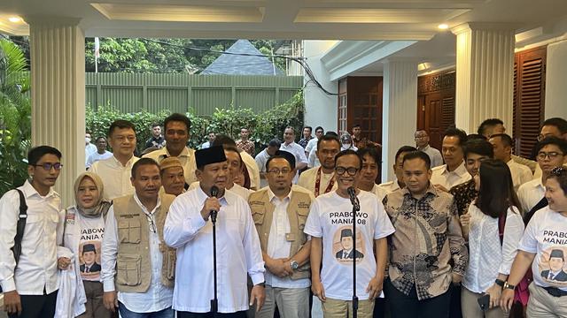 Ketua Umum Partai Gerindra Prabowo Subianto dan Ketua Umum Jokowi Mania (Joman) Emmanuel Ebenezer beserta jajarannya di Rumah Kertanegara Jakarta, Kamis (16/2/2023).