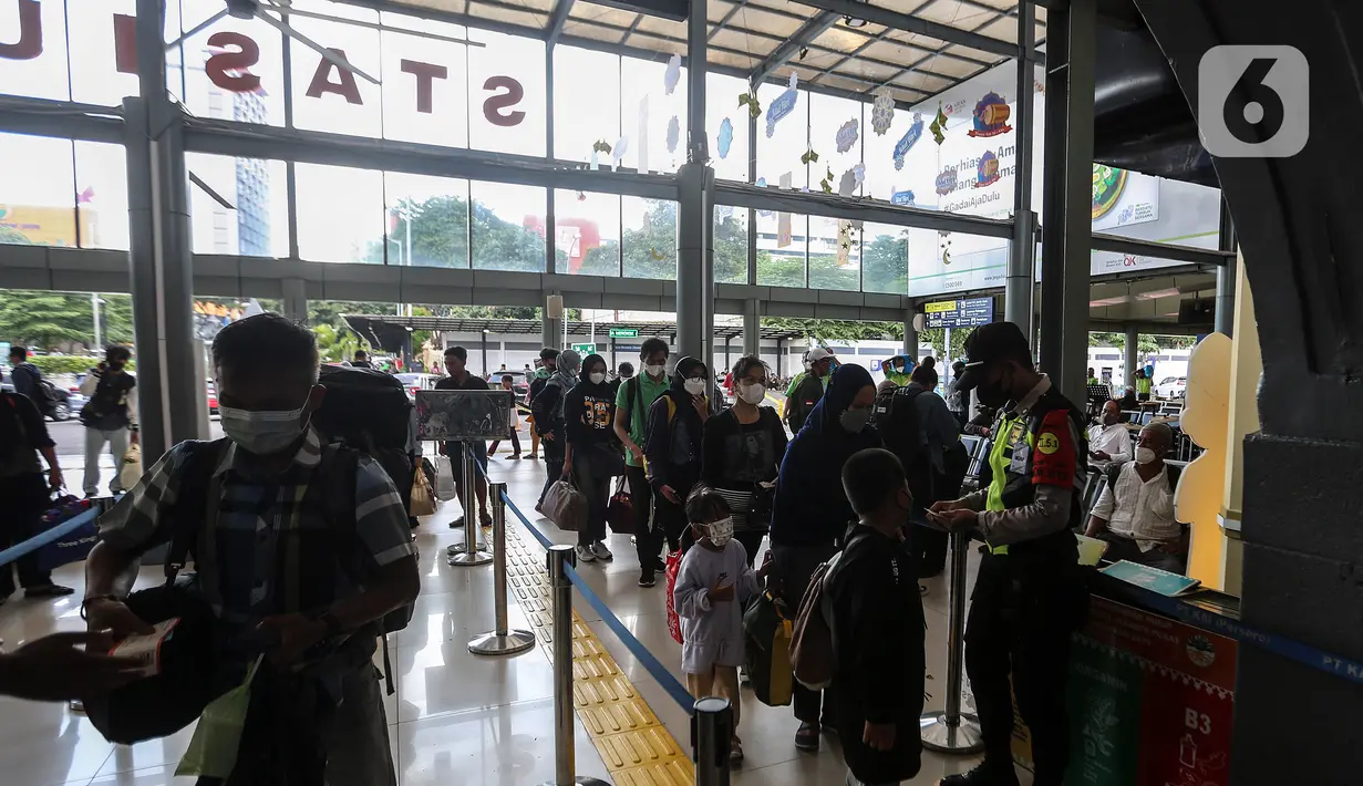 Dan masih belum terlalu ramai oleh para pemudik dikarenakan masih dua pekan jelang Lebaran 2023. (Liputan6.com/Johan Tallo)