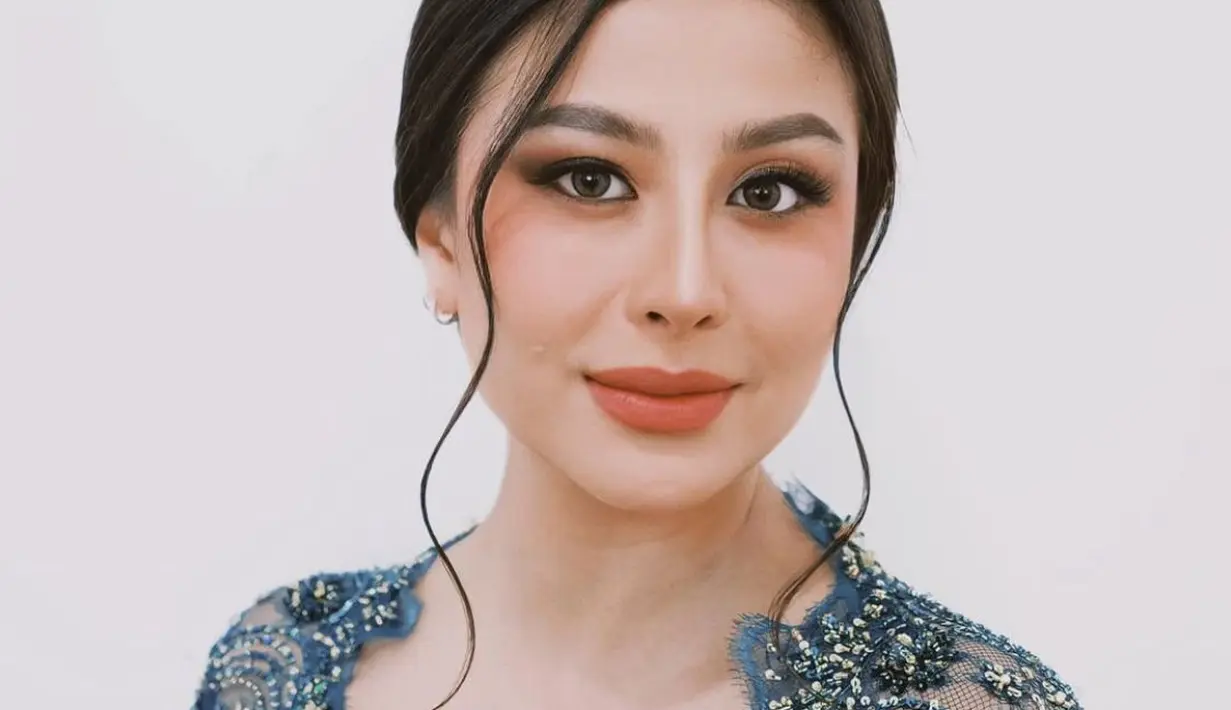 Penampilan Awkarin Dampingi Ayahanda dalam Pelantikan Jabatan Baru, Anggun Berkebaya Navy  (credit: instagram.com/narinkovi