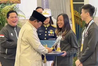 Presiden Prabowo Subianto resmi menyerahkan penghargaan berupa bonus kepada atlet SEA Games ke-33 yang berhasil membawa pulang medali ke Tanah Air. (Lizsa Egeham/Liputan6.com)