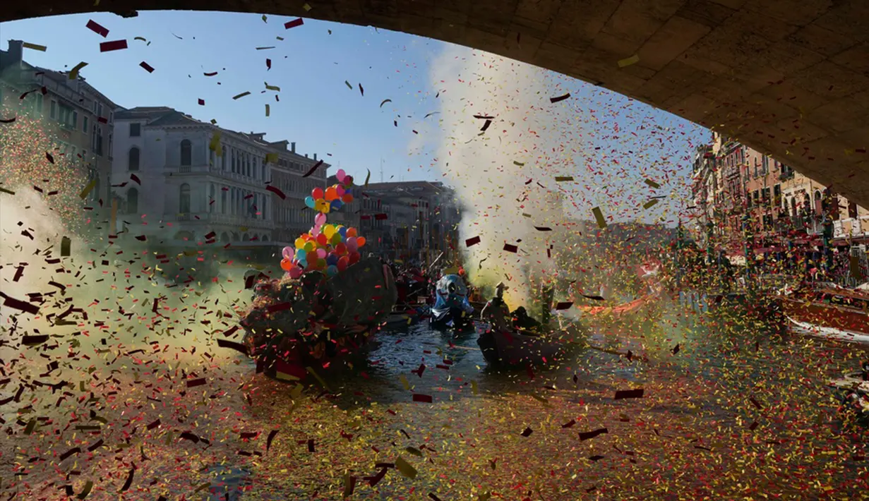 Karnaval Venesia digelar untuk memperingati 700 tahun kematian Marco Polo, salah satu pengembara terhebat di dunia yang meninggal pada tahun 1324. (AP Photo/Luca Bruno)