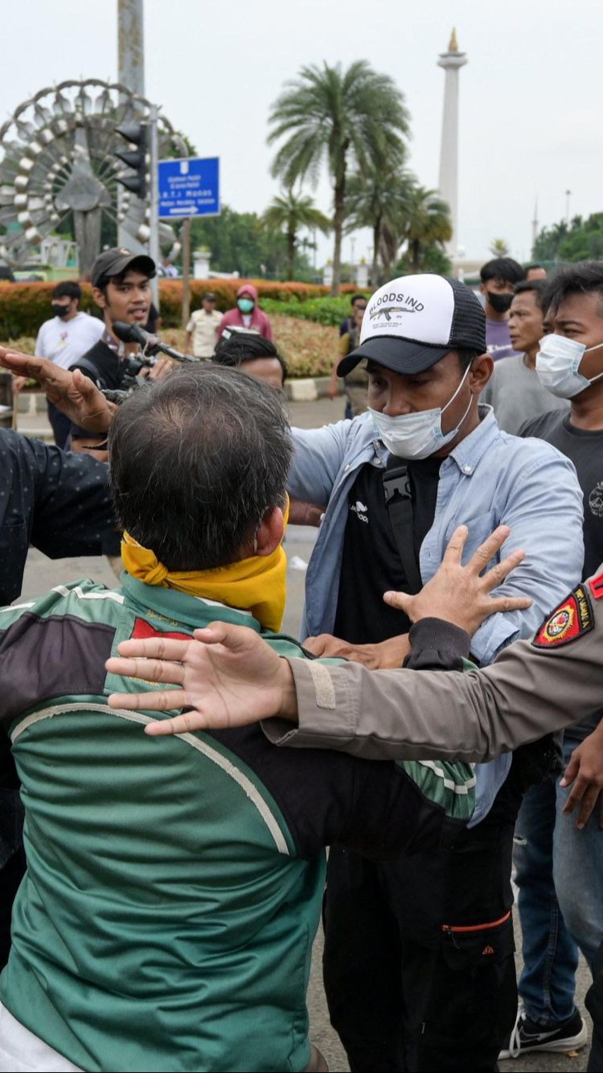 Sementara, kericuhan bermula ketika massa yang menolak hasil Pemilu 2024 mendekat ke arah massa lain yang pro terhadap hasil Pemilu 2024.&nbsp;AFP/Bay Ismoyo