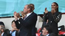 Pangeran William memberikan dukungan kepada Timnas Inggris dengan cara hadir langsung di Stadion Wembley saat pertandingan semifinal melawan Denmark, Kamis (8/7/2021) dini hari WIB. (AFP/Paul Ellis)