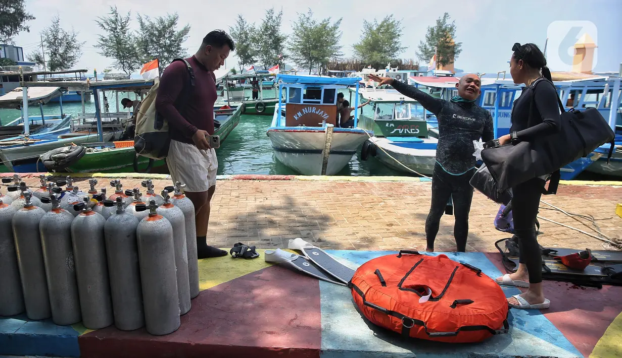 Aktivitas wisatawan saat berkunjung ke Kepulauan Seribu, Kabupaten Administrasi Kepulauan Seribu, Jakarta, Minggu (10/11/2024). (Liputan6.com/Angga Yuniar)