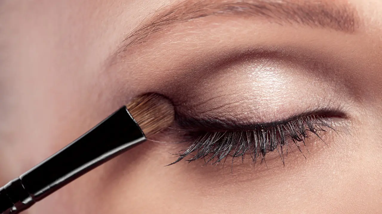 Langkah Mudah Mengaplikasikan Eyeshadow Menjadi Eyeliner Cantik, Bikin Tampilan On Point