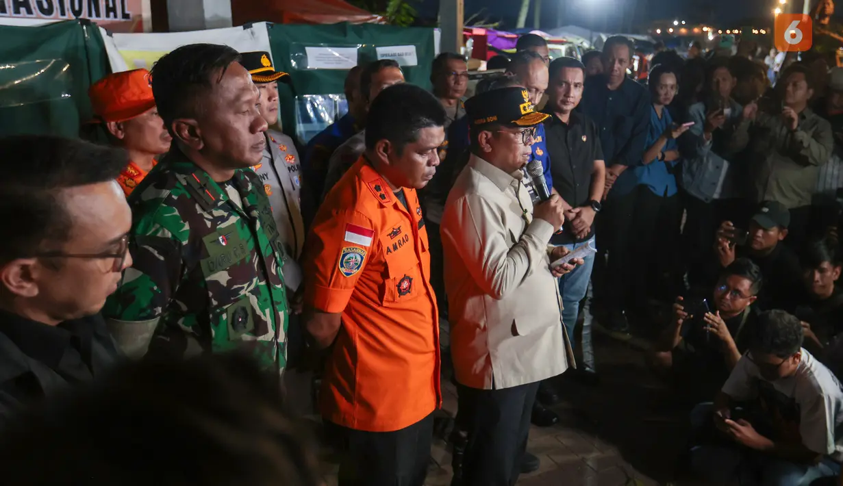 Gubernur Banten Andra Soni menyampaikan hasil evaluasi operasi pencarian lima jurnalis dan tiga kru kapal Arupadhatu 1 di Posko SAR Nasional Carita, Pandeglang, Banten, Kamis (17/9/2026). Operasi pencarian dihentikan setelah 10 hari belum menemukan tanda keberadaan para korban. (KLY/Budy Santoso)