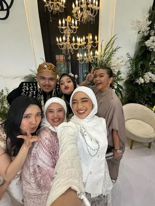 Potret Nabila Taqiyyah selfie bareng Salma dan Dimansyah Laitupa. Meski sudah tak lagi di Indonesian Idol, namun hubungan keduanya tetap terjalin baik layaknya saudara. Kebahagiaan yang menyelimuti Salma Salsabil dan Dimansyah Laitupa karena telah resmi menikah juga dirasakan oleh pelantun tembang Menghargai Kata Rindu ini juga turut bahagia. (Liputan6.com/IG/@nabilataqiyyah)