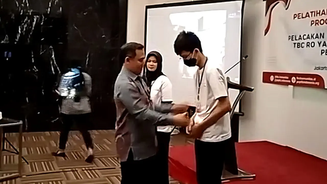 TB Army Adalah Kegiatan Pelacakan Pasien Terdiagnosis Tuberkulosis RO yang Belum Menjalani Pengobatan, Jakarta (29/8/2023). Foto: Tangkapan layar zoom Kemenkes