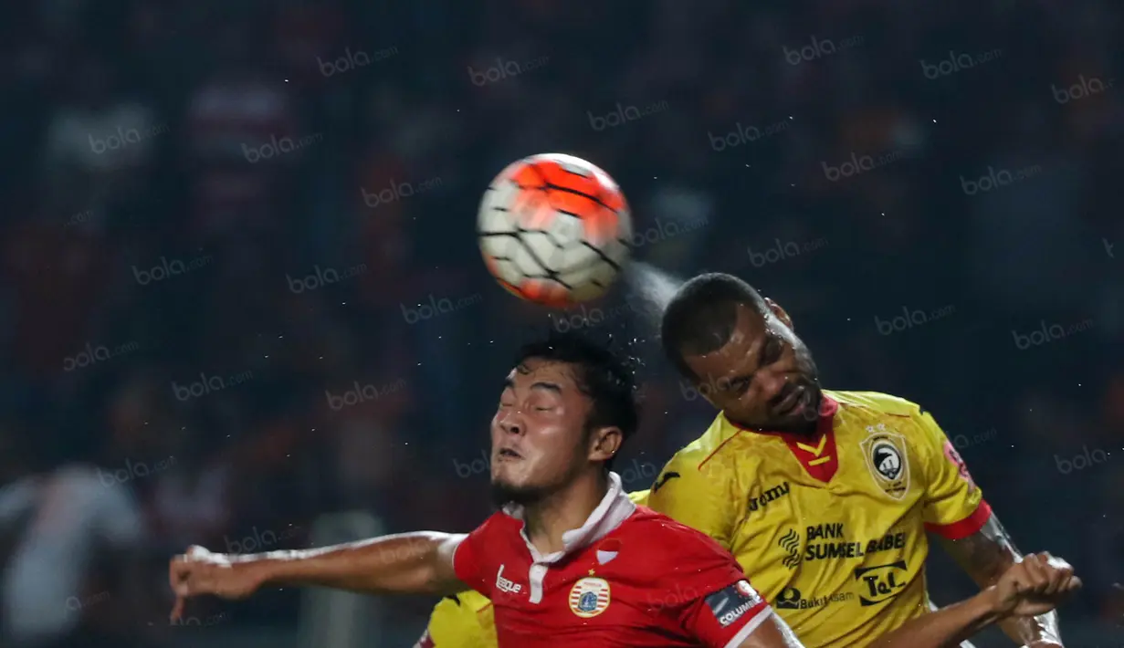 Pemain Sriwijaya FC, Hilton Moreira (kanan) berduel dengan pemain Persija pada laga Torabika SC 2016 di Stadion Utama Gelora Bung Karno, Jakarta (24/6/2016). (Bola.com/Nicklas Hanoatubun)