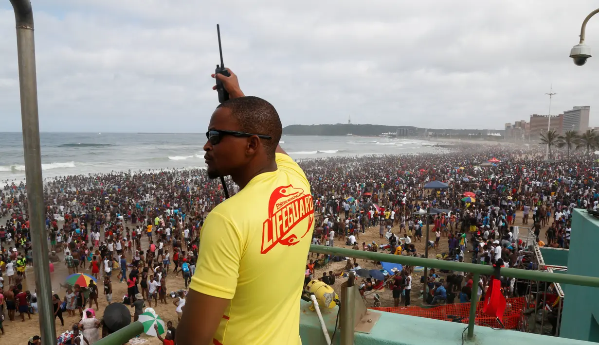 Penjaga pantai mengamati keadaan sekitar lokasi sebuah pantai yang dipadati oleh pengunjung di Durban, Afrika Selatan (1/1). (REUTERS/Rogan Ward)