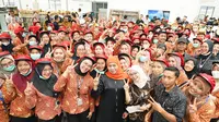 Pose 2 Jari, Ribuan Buruh di Blitar Dukung Cagub Khofifah di Pilkada Jatim