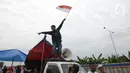 Warga Kampung Sawah melakukan aksi dengan menutup akses jalan Cakung Cilincing, Jakarta, Rabu (18/11/2020). Aksi tutup jalan ini merupakan sebagai bentuk protes warga atas hak tanahnya yang terkena proyek pembangunan jalan tol Cakung Cilincing (Cacing)-Cibitung. (merdeka.com/Imam Buhori)