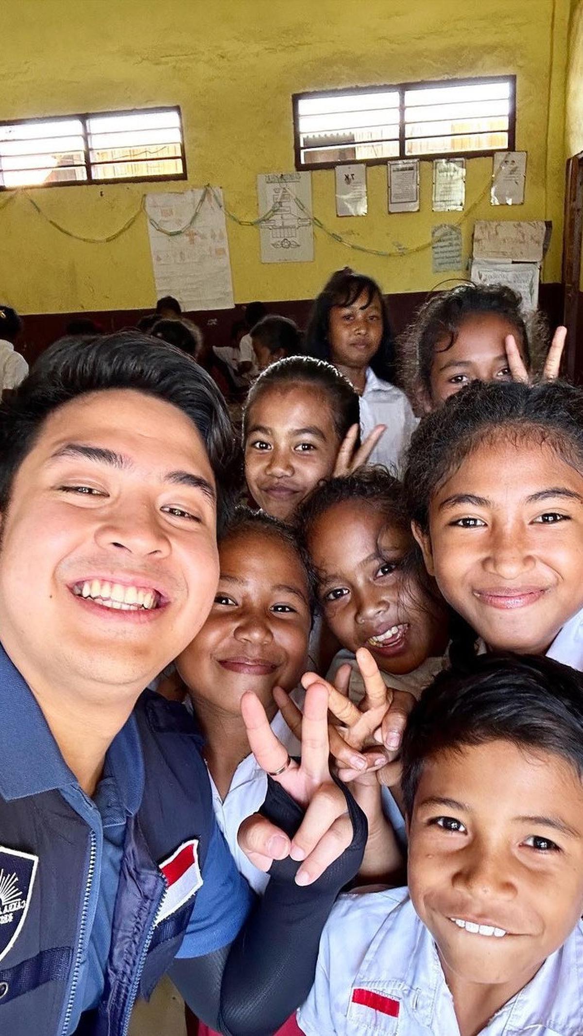 Setelah kelas usai, Jerome tak lupa mengabadikan momen bersama anak didiknya. &nbsp;Ekspresi mereka yang tulus dan ceria membuat hati siapa saja yang melihatnya tersentuh.