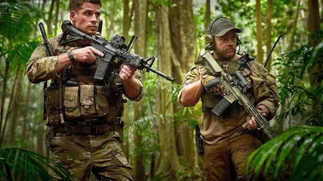 Luke Hemswroth (kiri) sebagai Sergeant Abel dalam film Land of Bad. (Foto: Dok. The Avenue)