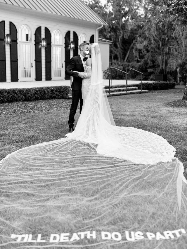 Gaun Pengantin Hailey Baldwin (Instagram/ haileybieber)