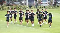 Para pemain Timnas Indonesia melakukan jogging saat mengikuti sesi latihan di Lapangan A, Kompleks Gelora Bung Karno, Senayan, Jakarta, Sabtu (31/8/2024) sebagai persiapan jelang menghadapi Arab Saudi pada putaran ketiga kualifikasi Piala Dunia 2026 zona Asia. (Bola.com/Abdul Aziz)