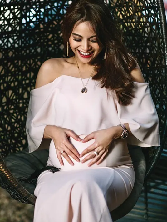 "Lahir normal. (Acha) berjuang selama 28 jam," ungkap Rita Emza. "Memang (acha lahirannya) agak berat. Rahimnya tebal apa yah katanya, jadi agak lama," tambahnya. (Instagram/septriasaacha)