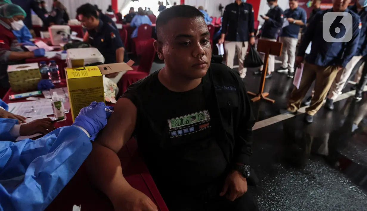 Tenaga kesehatan menyuntikkan vaksinasi COVID-19 keempat atau booster kedua ke pegawai KPU di kantor pusat, Jalan Imam Bonjol, Menteng, Jakarta, Selasa (21/2/2023). Vaksinasi COVID-19 penguat (booster) itu dilakukan sebagai upaya pencegahan penularan, terutama bagi staf atau pegawai KPU yang kesehariannya bersentuhan langsung dengan masyarakat. (Liputan6.com/Johan Tallo)