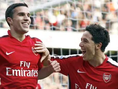 Arsenal's Robin Van Persie celebrates scoring the second goal with teammate, Samir Nasri during their Premier League match against Everton at Emirates Stadium, on October 18, 2008. AFP PHOTO/Glyn Kirk