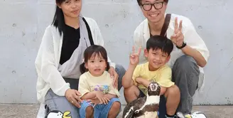 Tak melulu pakai outfit kembaran, Ueno Family membuktikan bahwa tampilan kompak bisa didapatkan dengan pilihan warna dengan tone senada. Seperti Mama Mega-Pak Bambang yang kenakan padu padan top putih-long pants abu-abu. Kemudian, Natsuki dan Ritsuki yang kembaran pakai outfit warna kuning-denim dengan gaya khas masing-masing. [@mas_natsuki].