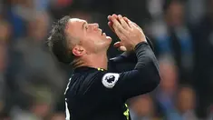 Striker Everton Wayne Rooney merayakan gol saat pertandingan melawan Manchester City dalam Liga Primer Inggris di Stadion Etihad, Manchester (21/8). Rooney menyumbangkan satu gol saat Everton menahan imbang Manchester City 1-1. (AFP/Anthony Devlin)