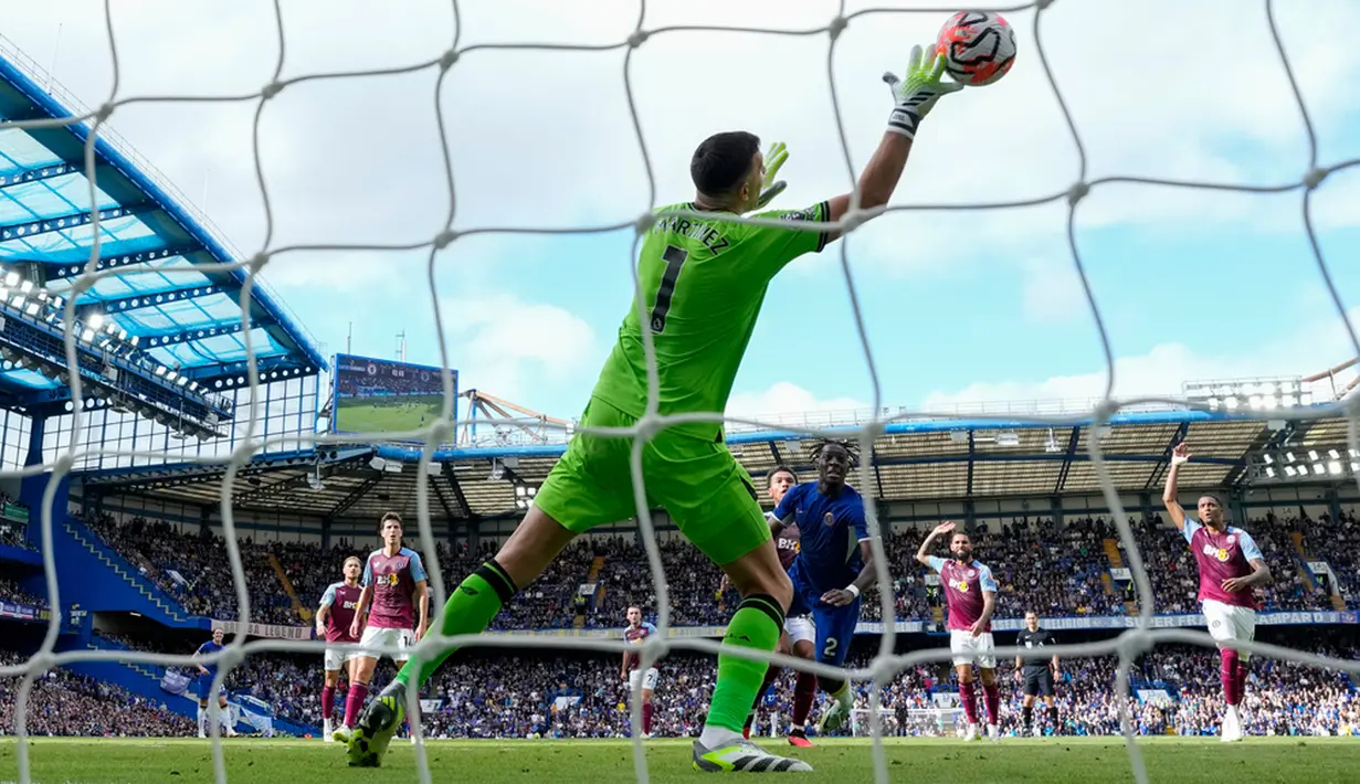 Chelsea langsung menekan Aston Villa sejak awal peluit dibunyikan. Pada menit kelima, Caicedo yang mendapat bola liar langsung menembak dari luar kotak penalti tapi masih mengarah ke pelukan Emi Martinez. (AP Photo/Alastair Grant)