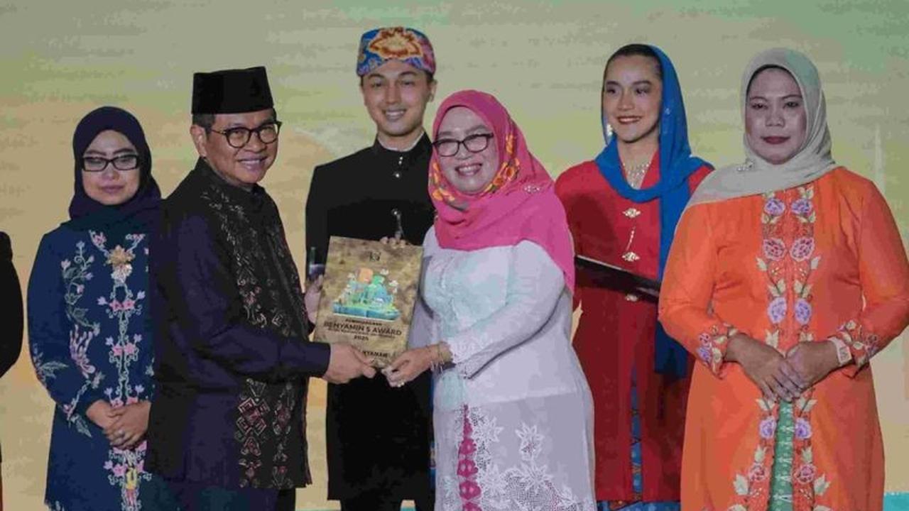 Terungkap! Benyamin S Ternyata Akronim, Pramono Anugerahkan Benyamin S Award 2025 ke 3 Kelurahan Terbaik Jakarta