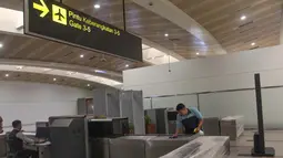 Petugas membersihkan tempat pemindaian barang penumpangi di Bandara Husein Sastranegara, Bandung, Jawa Barat, Jumat (7/8/2025).  (Istimewa)
