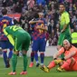 Martin Braithwaite saat mendapatkan pelukan dari Lionel Messi (Josep Lago/AFP)