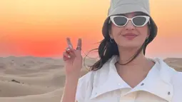 Tetap tampil gaya di tengah matahari yang sebentar lagi tenggelam, pesona Raline Shah pun mencuri perhatian para penggemar. Tampil keren dengan baju putih, gayanya ini pun terlihat cocok saat bermain di gurun. (Liputan6.com/IG/@ralineshah)