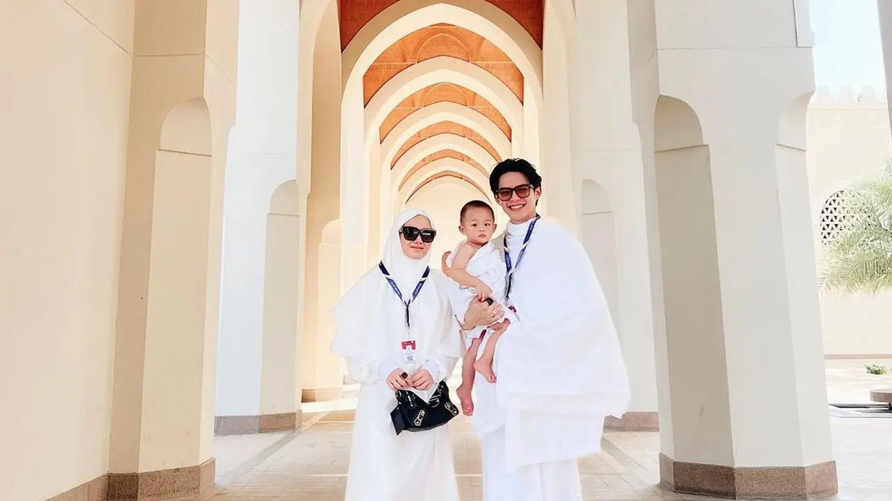 Momen Umrah Dinda Hauw dan Rey Mbayang, Ajak Sang Anak Shaka