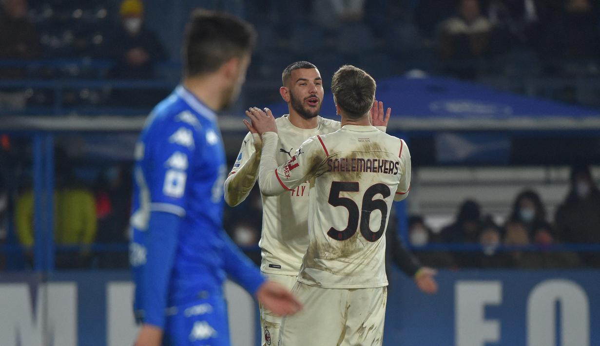 Bek AC Milan, Theo Hernandez berselebrasi dengan rekannya Alexis Saelemaekers usai mencetak gol ke gawang Empoli pada pertandingan Liga Serie A Italia di Stadion Carlo Castellani di Empoli, Italia, Kamis (23/12/2021). Kemenangan ini membuat AC Milan berada di posisi kedua klasemen dengan 42 poin. (A