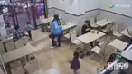 Tingkah laku seorang wanita hamil ini jangan ditiru. Ia dengan sengaja memebuat seorang balita terjatuh saat di restoran.