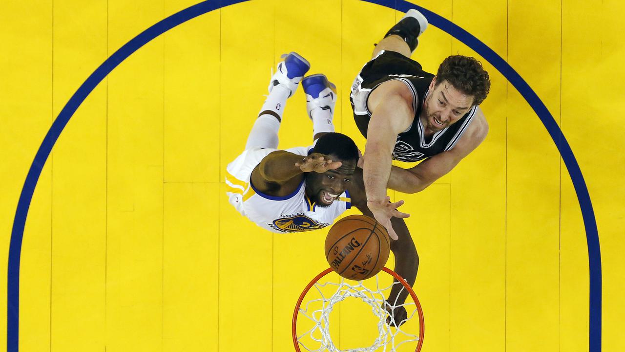Penggawa Golden State Warriors, Draymond Green, berduel dengan center San Antonio Spurs, Pau Gasol, pada gim kedua final Wilayah Barat playoffs NBA. Warriors sejauh ini mencatat 10-0. 