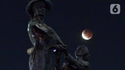 Proses terjadinya gerhana bulan terlihat dari kawasan Patung Pahlawan atau Tugu Tani, Jakarta, Rabu (26/5/2021). Badan Meteorologi Klimatologi Geofisika (BMKG) menyebutkan pada hari ini, Rabu (26/5) terjadi fenomena alam gerhana bulan atau super blood moon. (Liputan6.com/Helmi Fithriansyah)