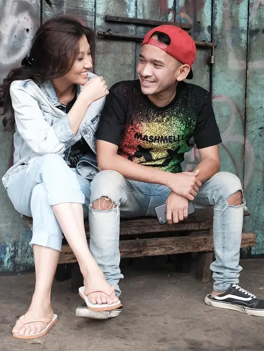 Yang terbaru, bertepatan Hari Valentine, Ruben Onsu dan Sarwendah terlihat santai makan di pinggir jalan. Padahal, pasangan yang telah memiliki seorang anak itu bisa memilih tempat yang lebih baik. (Instagram/ruben_onsu)