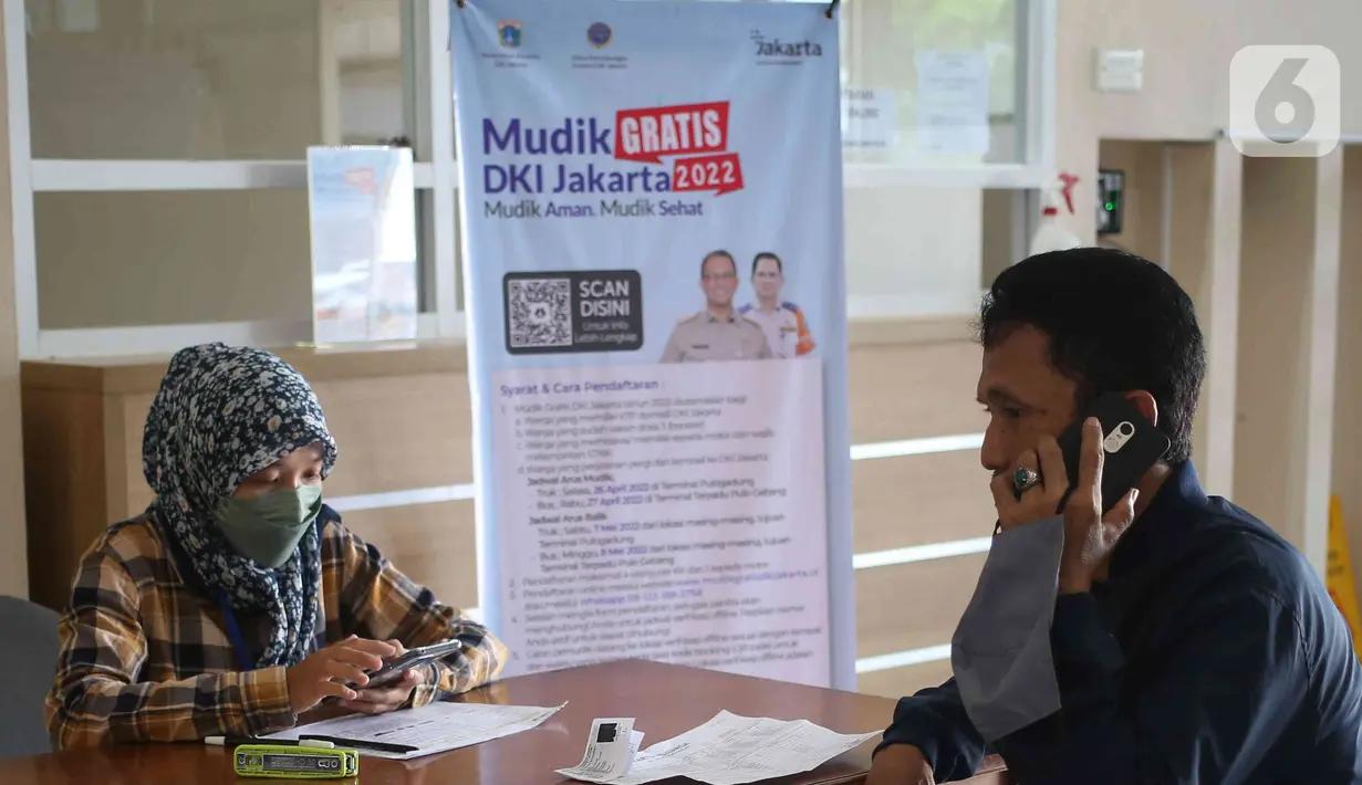 Petugas Sudinhub Jakarta Selatan melayani warga yang melakukan verifikasi offline untuk mudik gratis di Kantor Sudinhub Jakarta Selatan, Pancoran, Rabu (20/4/2022). Verifikasi offline berlangsung selama satu pekan pada tanggal 19 hingga 25 April. (Liputan6.com/Herman Zakharia)