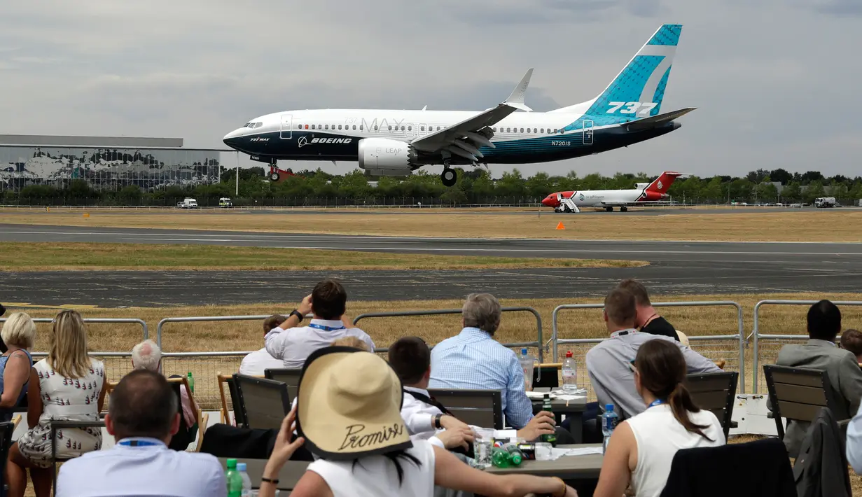 Penonton menyaksikan Boeing 737 mendarat setelah pertunjukan terbang di Farnborough Airshow, Inggris, Senin (16/7). (AP Photo/Matt Dunham)