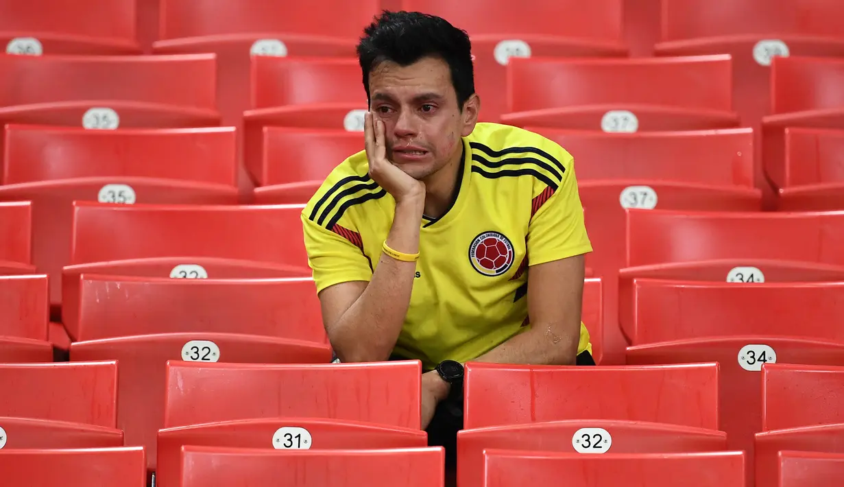 Kesedihan suporter timnas Kolombia setelah tim kesayangan mereka takluk dari Inggris pada pertandingan 16 besar Piala Dunia 2018 di Stadion Spartak, Rusia, Selasa (3/7). Kolombia menyerah 3-4 dari Inggris melalui drama adu penalti. (FRANCK FIFE / AFP)