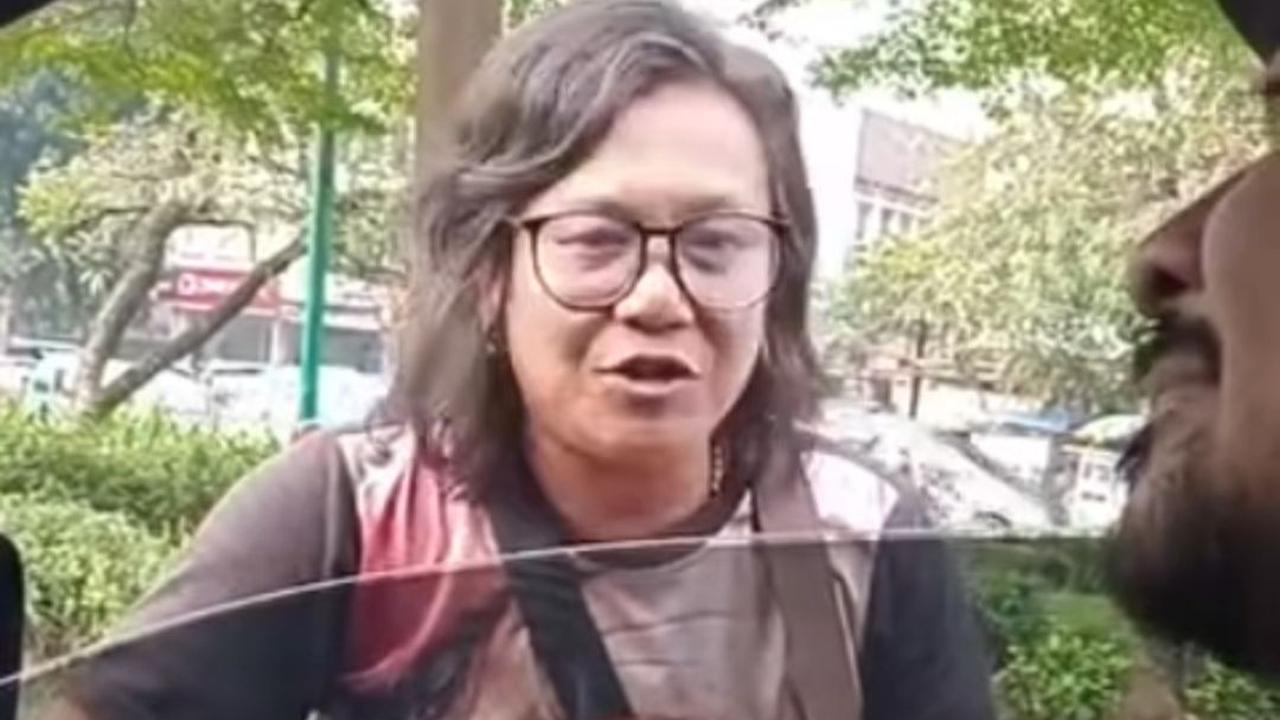 Postingan Ari lasso langsung dikomentari oleh salah satu sahabatnya, Maia Estianty. Menurut Maia, sosok pengamen tersebut lenih ganteng dari Ari Lasso yang asli.<br>