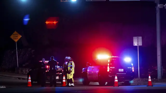 Petugas Polisi Austin menutup La Crosse Avenue dekat Mopac Expressway di Austin, Texas, AS, area dekat lokasi penembakan pada Selasa malam, 5 Desember 2023.(Austin American-Statesman Via AP)