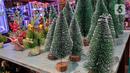 Pernak-pernik Natal dijual di salah satu toko di Pasar Baru, Jakarta, Selasa (13/12/2022). Dua pekan jelang perayaan Natal, penjualan pernak-pernik mulai terlihat di sejumlah toko di Jakarta, diskon bahkan diberikan untuk menarik perhatian pembeli seperti yang dilakukan toko di kawasan Pasar Baru ini. (Liputan6.com/Johan Tallo)