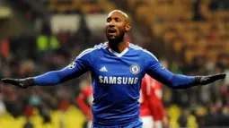 Nicolas Anelka. Striker Prancis yang kini berusia 43 tahun dan telah pensiun pada Januari 2016 bersama Mumbai City ini pernah membela Chelsea selama 5 musim mulai pertengahan musim 2007/2008 hingga pertengahan musim 2011/2012. Ia didatangkan Chelsea dari klub semenjana Liga Inggris Bolton Wanderers dengan nilai transfer 18 juta euro atau kini setara Rp269 miliar. Bersama Chelsea ia total tampil dalam 184 laga di semua ajang dengan torehan 59 gol dan 38 assist. (AFP/Alexander Nemenov)